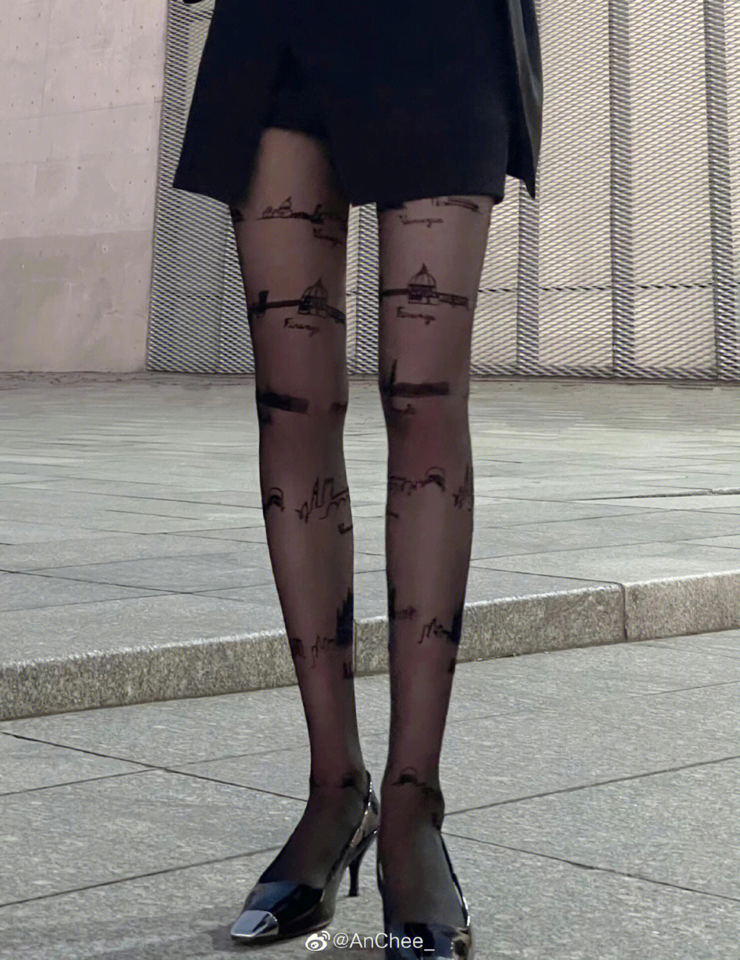 杨幂白色西装配丝袜秀“漫画腿”，时髦造型吸睛全场