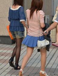 街头时尚观察 商场里的丝袜穿搭艺术