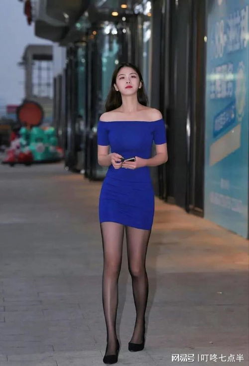 不再尴尬！这样搭配蓝色包臀裙和黑色丝袜，让你成为魅力女神