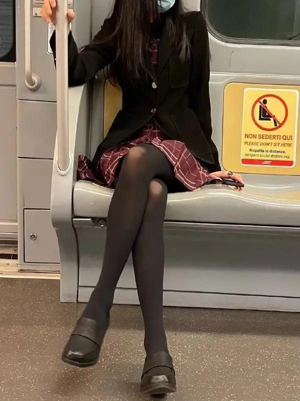 716条内裤、44件内衣、5双丝袜——这个