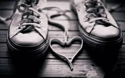 指甲油涂在丝袜上？这个奇思妙想，竟意外解锁了时尚新玩法！